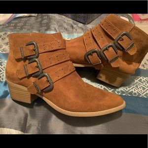 Brown, ankle length boots. Wore only once. 😃